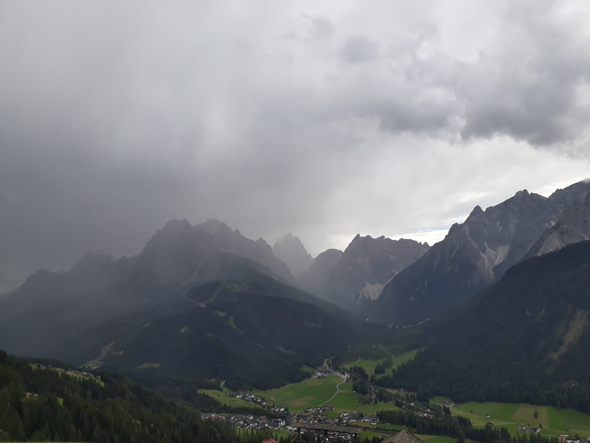 Widok na Dolomity, okolice San Candido (Włochy)