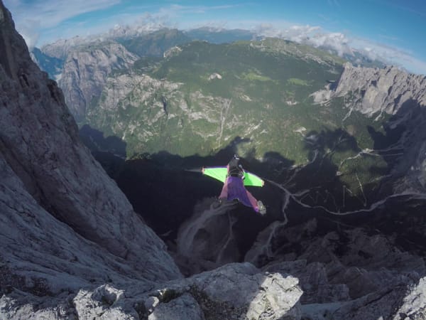 Skok Wingsuite BASE z Castello delle Nevere (Dolomity, Włochy) 