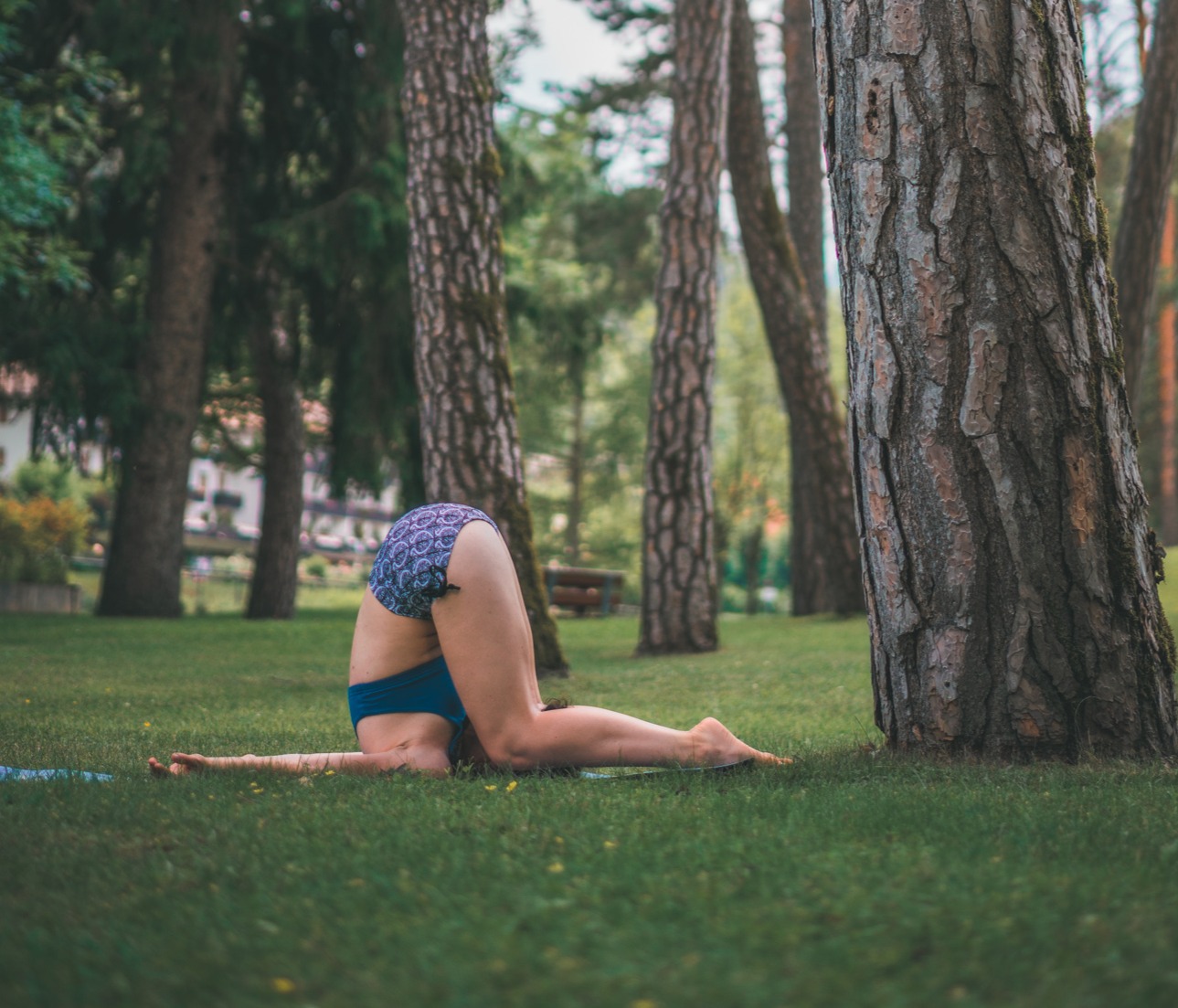 Joga - Karnapidasana (Kolana Do Uszu W Świecy)