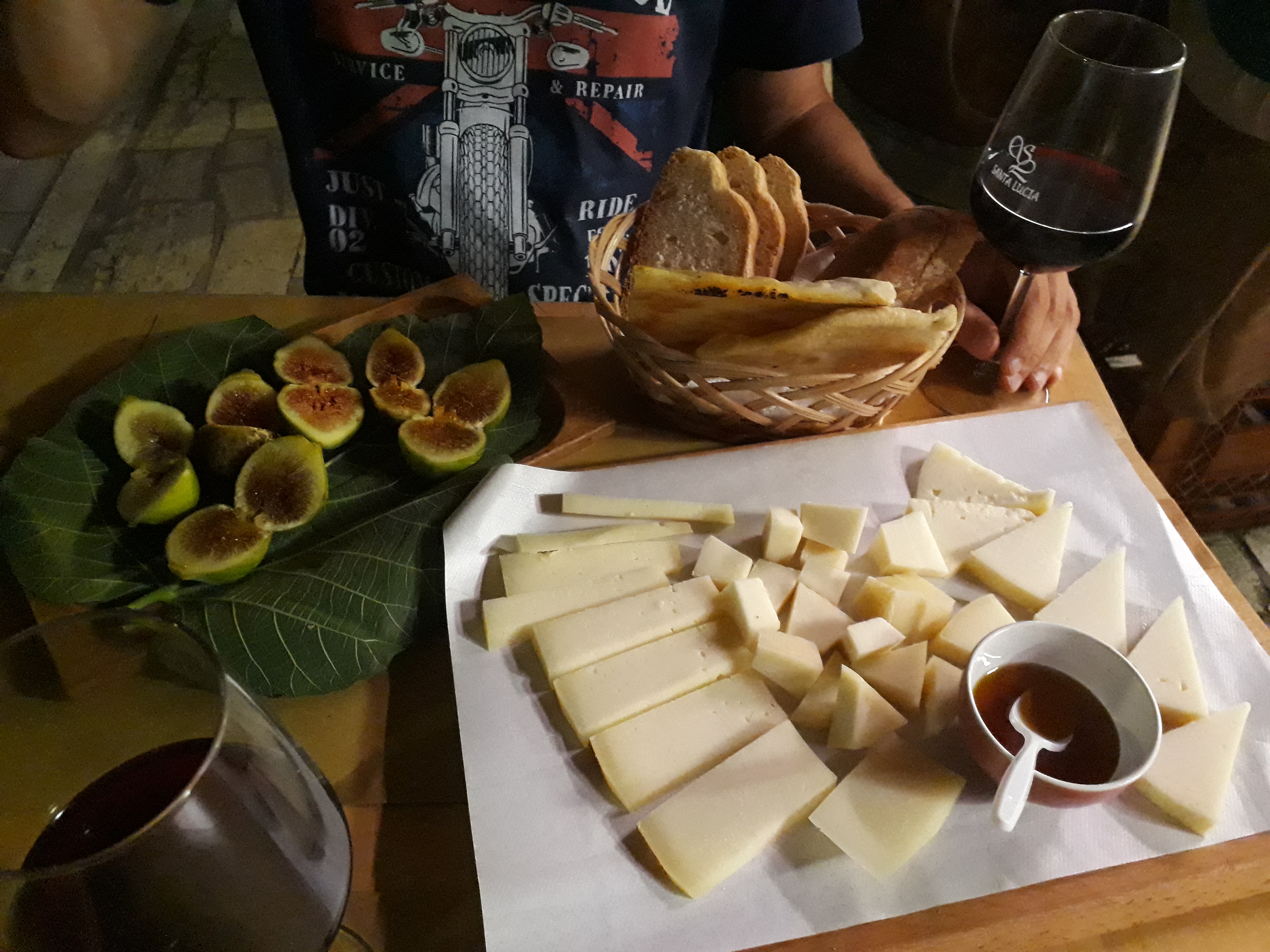Toskańskie przysmaki - sery, figi, pieczywo i wino